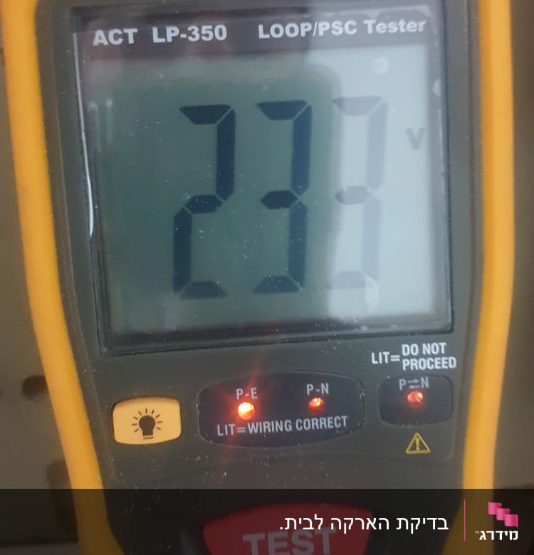 בודק מתח חשמלי עם תצוגה דיגיטלית
